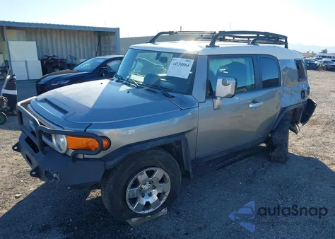 2010 Toyota Fj Cruiser z USA, uszkodzony, nr VIN JTEBU4BF0AK083968